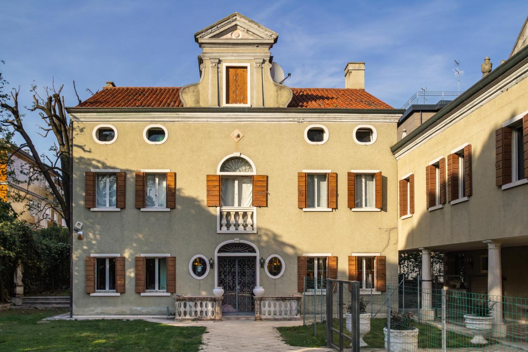 Library House - Venice * Mestre